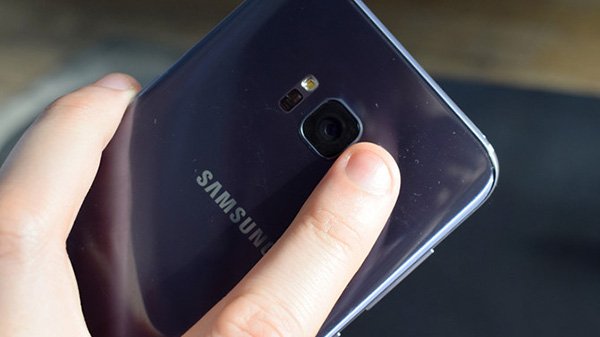 camera Samsung S8 Plus bị mờ